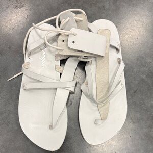 FREE PEOPLE VACATION DAY SANDALS. NWOT. WHITE EURO 39. US 8.5